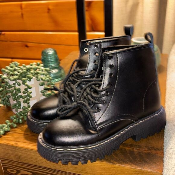 🆕 Doc Marten Lookie Loos - Picture 1 of 11